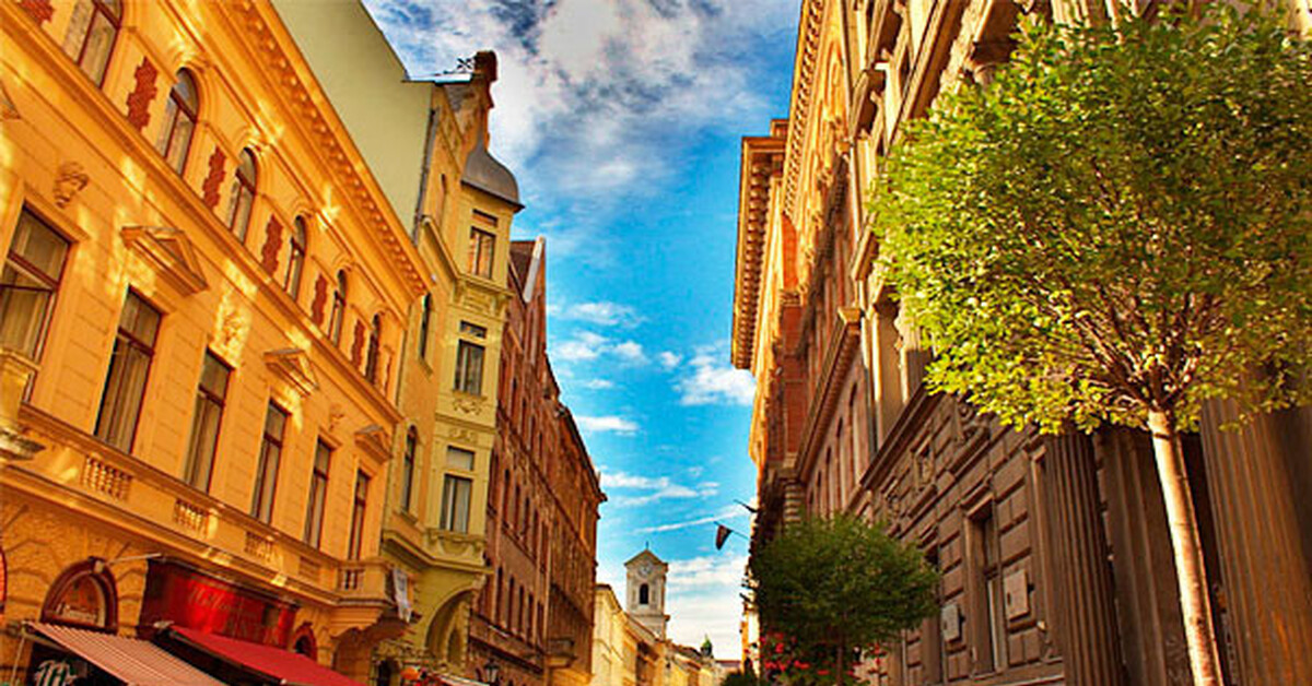 Язык улицы. Венгрия обычные улицы. Язык улиц. Budapest Streets.