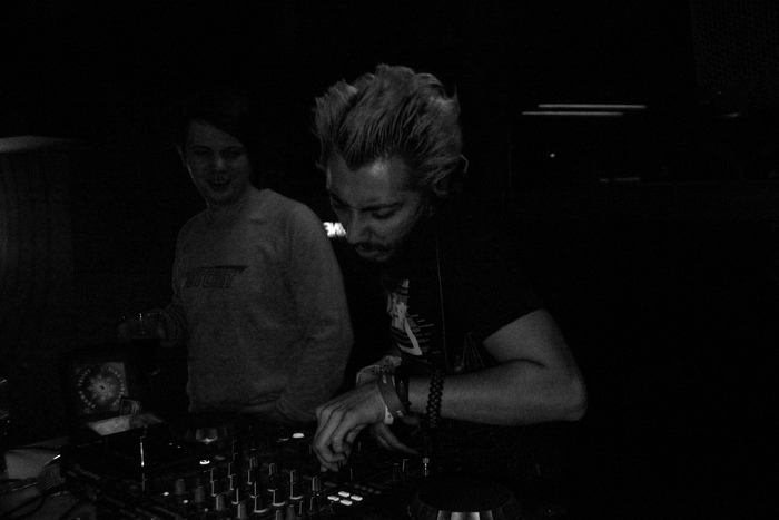    .    15   DJ