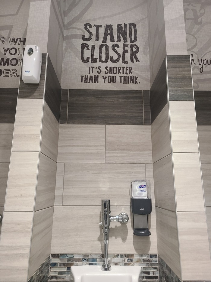 Сегодня до меня до*бался писсуар...