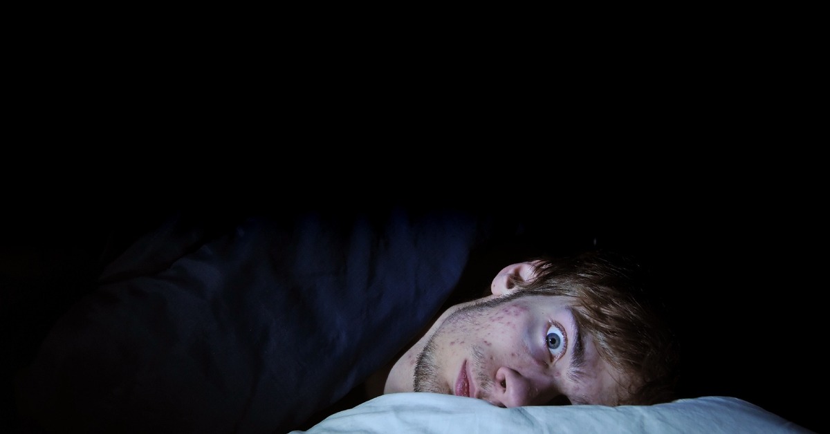 человек спит и ему снится кошмар