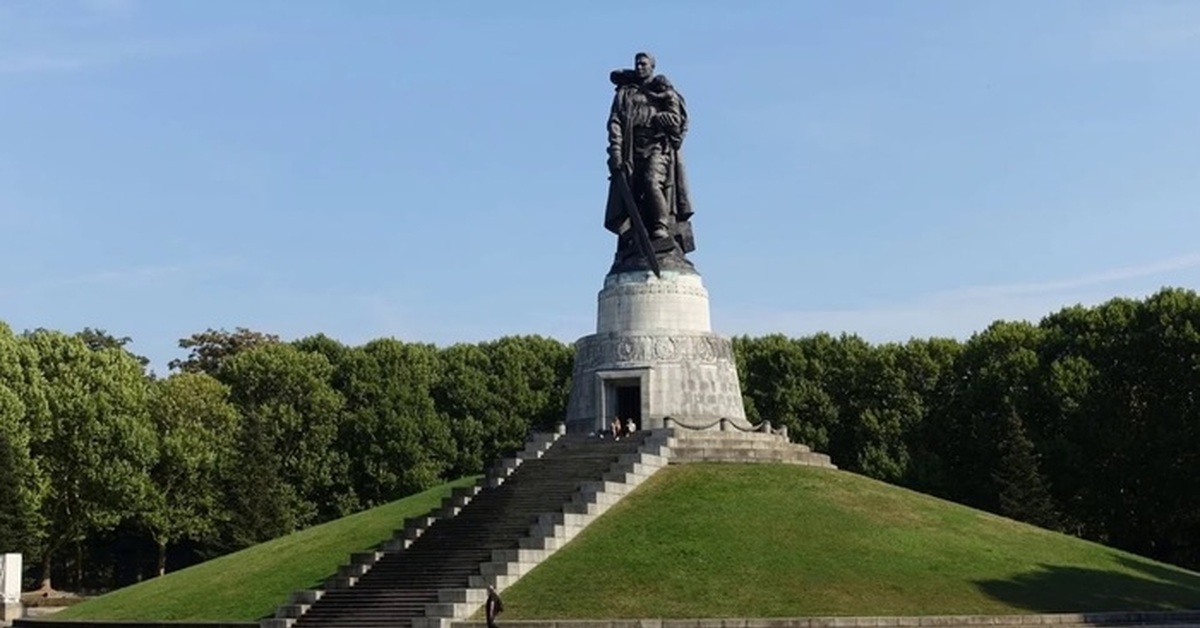 Воин освободитель в берлинском трептов. Воин-освободитель Трептов-парк Берлин. Трептов парк Берлин монумент. Мемориал в Трептов-парке в Берлине. Берлин Трептов парк памятник воину.