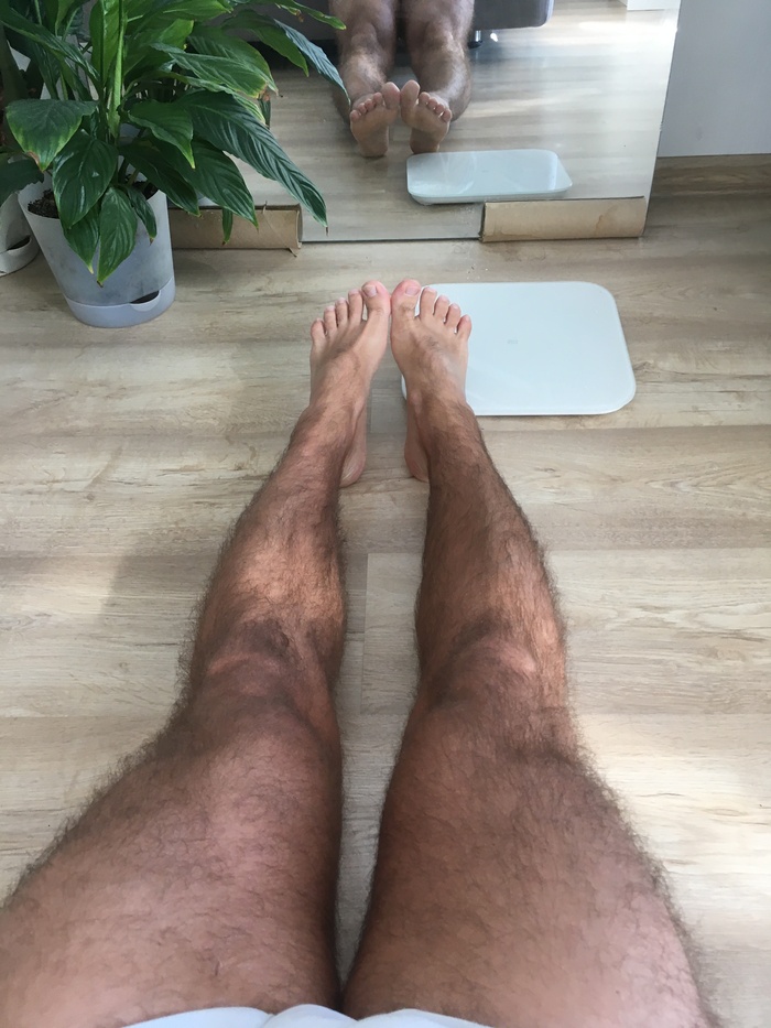 Мужские волосатые ноги в цветных полосатых носках