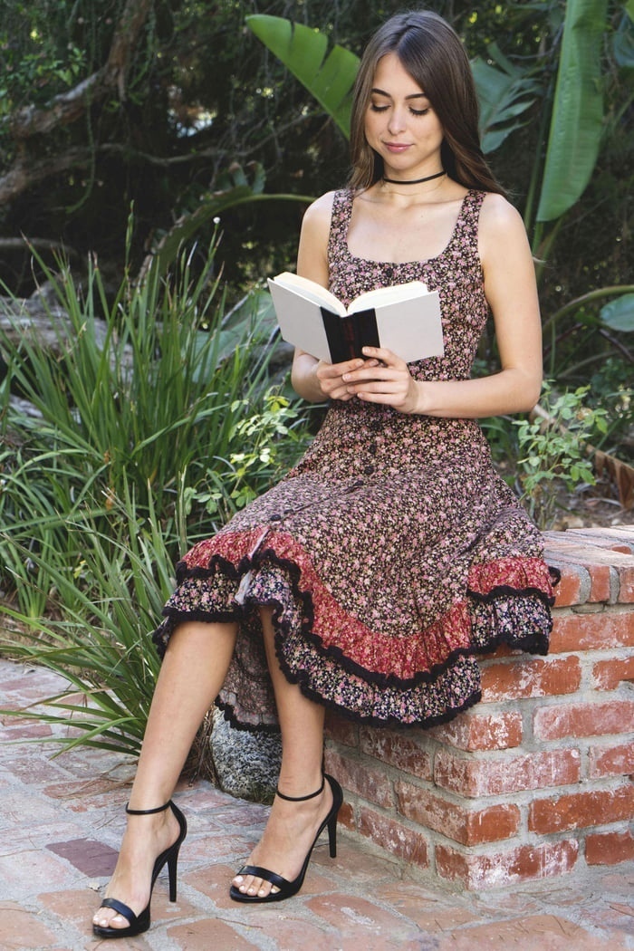 Читательница Девушки, Фотография, Riley Reid, Платье в цветочек, Туфли на высоких каблуках, Чтение