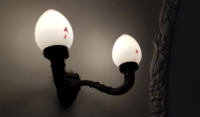 ����� ����