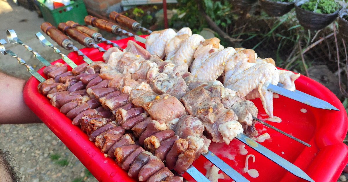 Шашлык замороженный. Шашлык большие куски. Шашлык технология приготовления. Шашлык для презентации. Шашлык процесс приготовления.