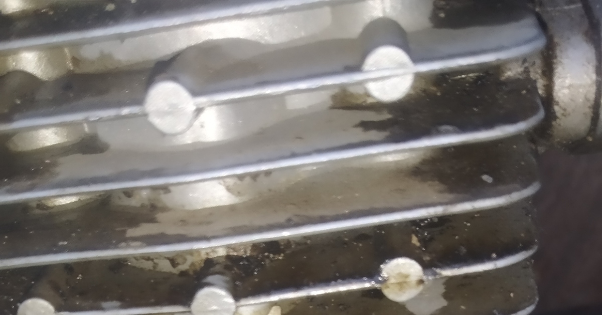 Как поставить или чем зажать поршневые кольца, что бы они зашли в ...