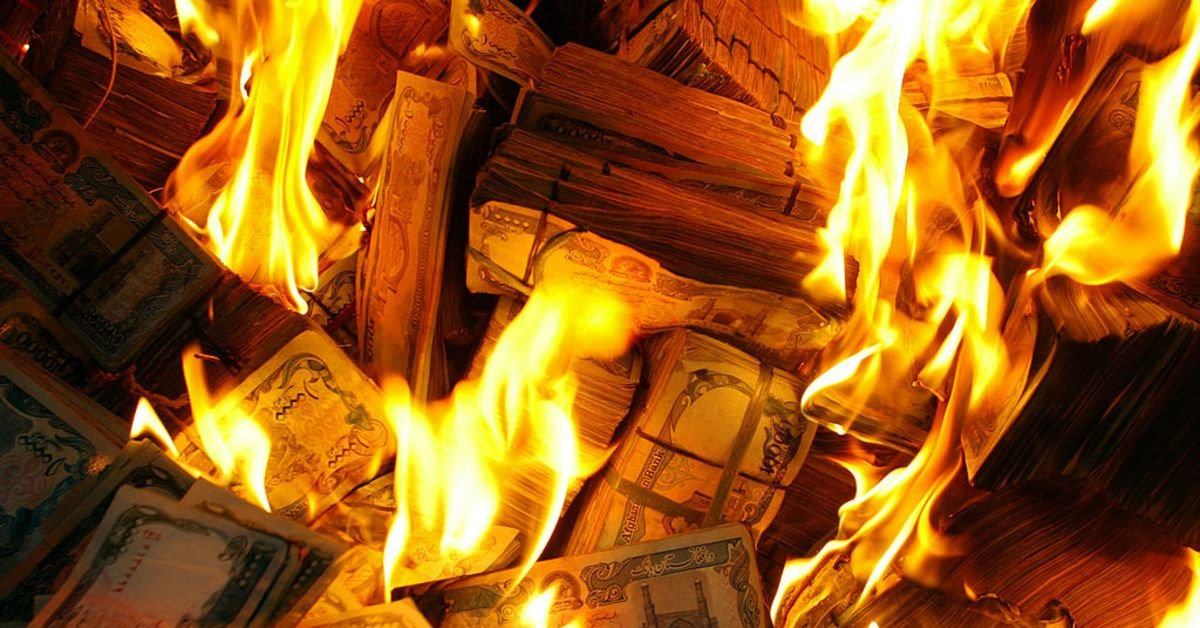 Сжигание денег. Горящие деньги. Деньги в костре. Доллар горит.