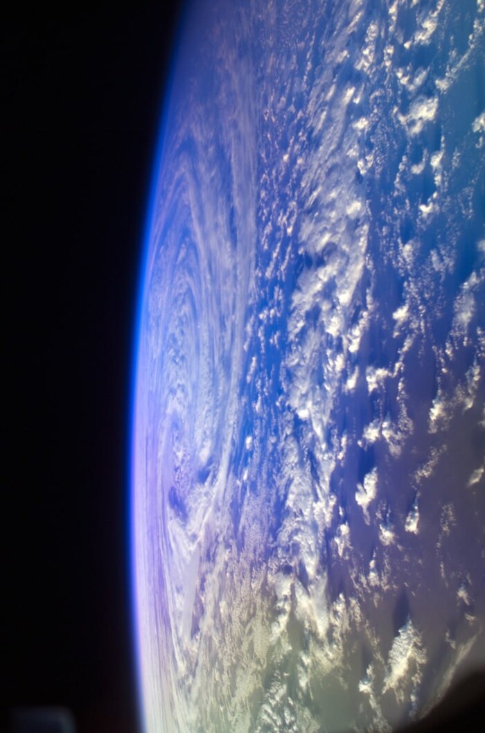 Земля в поляризованном свете с борта МКС