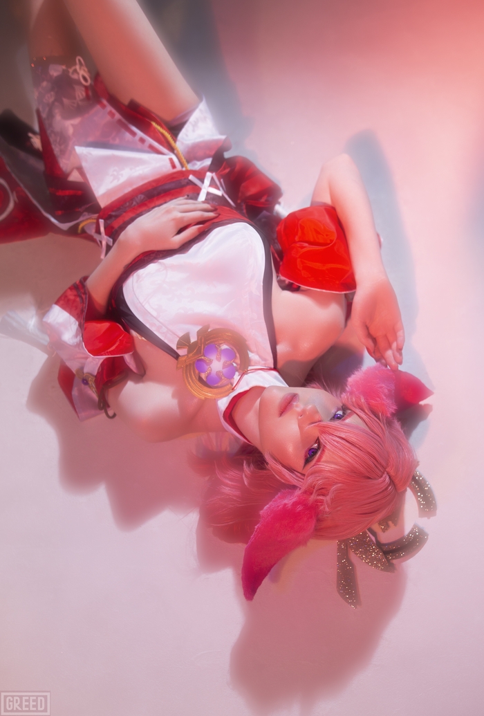 Яэ Мико в розовых тонах