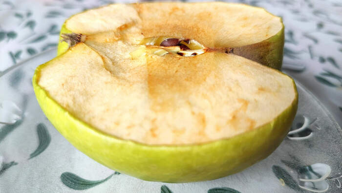 Почему яблоко на срезе быстро темнеет и как этого избежать?