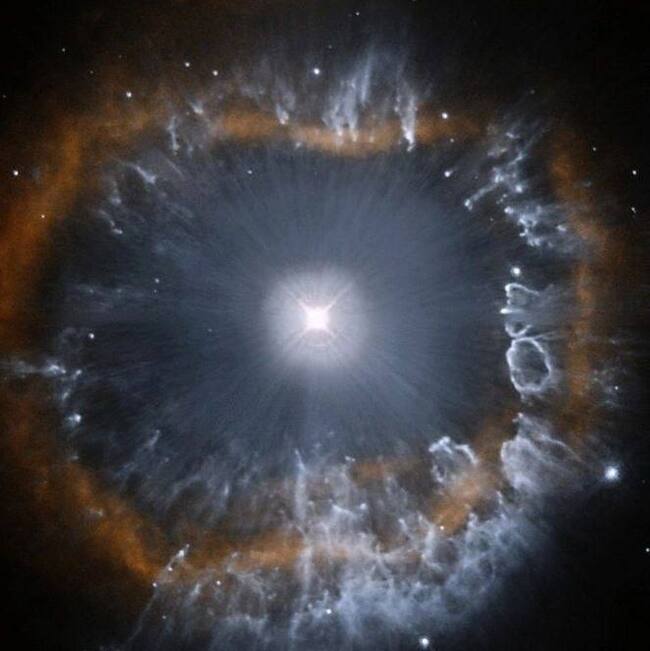 AG Киля - яркая голубая переменная звезда, принадлежит к числу наиболее ярких в нашей галактике