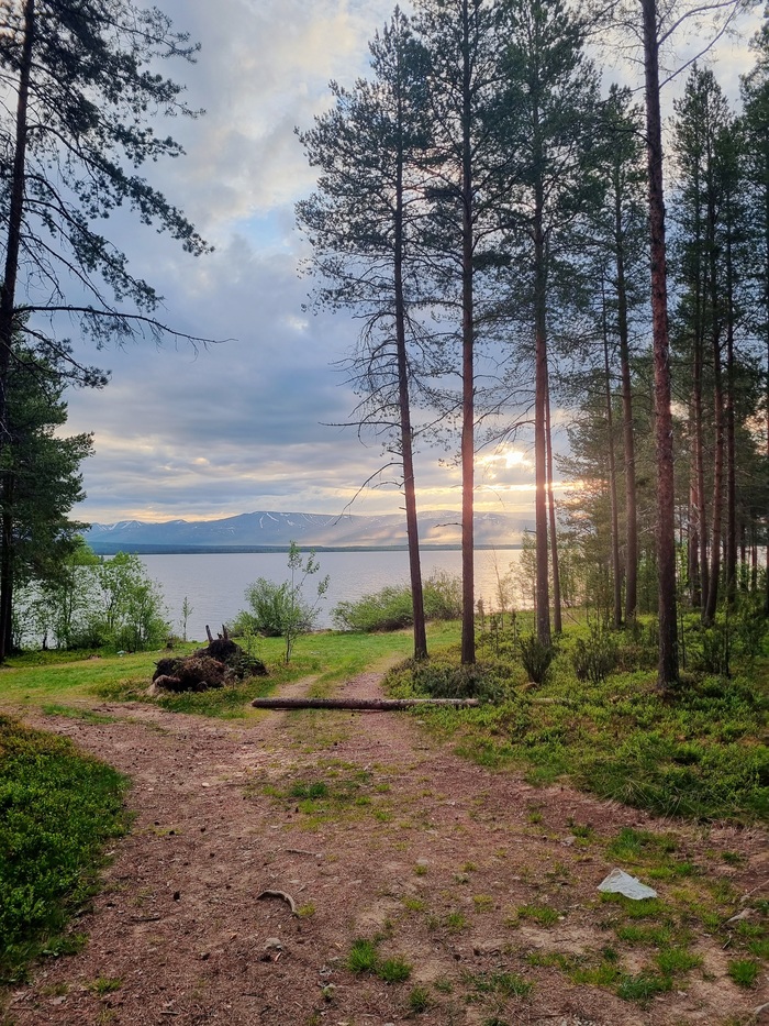 Мурманская обл. г.Апатиты, озеро Имандра, горы Хибины, полярный день