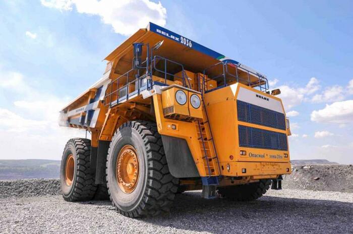 220-тонный БЕЛАЗ с 2400-сильным российским двигателем приступил к испытаниям