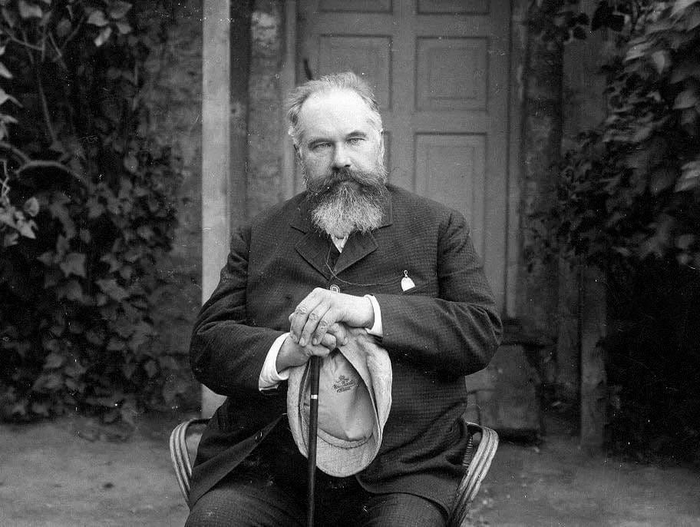 О СУЕТЕ НА ГЛОБУСЕ