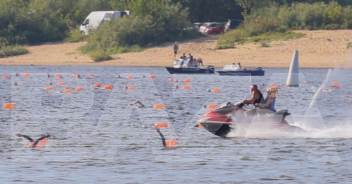 Заплыв через волгу 2024 нижний. Водный мотоцикл. Водная полиция. Стоячий гидроцикл на Волге. Соревнования спасателей.