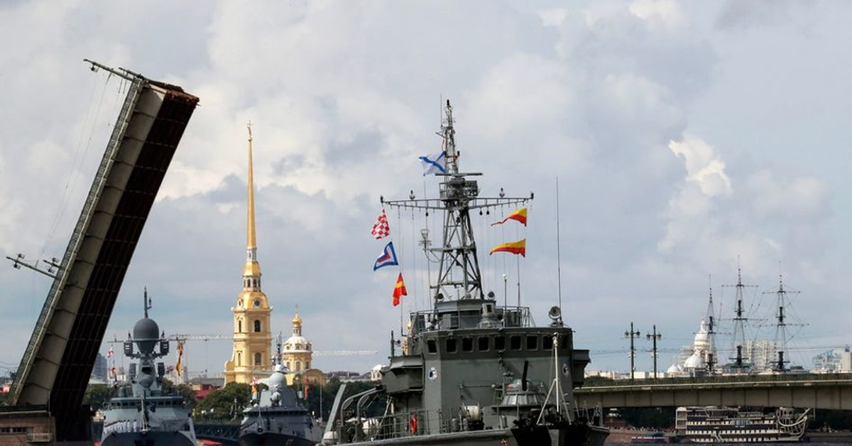 Петербург праздник вмф. Парад ВМФ В Санкт-Петербурге 2023. Парад день ВМФ 2023 В Санкт Петербурге. Парад ВМФ 2023 пл Кронштадт. Парад кораблей в Питере.