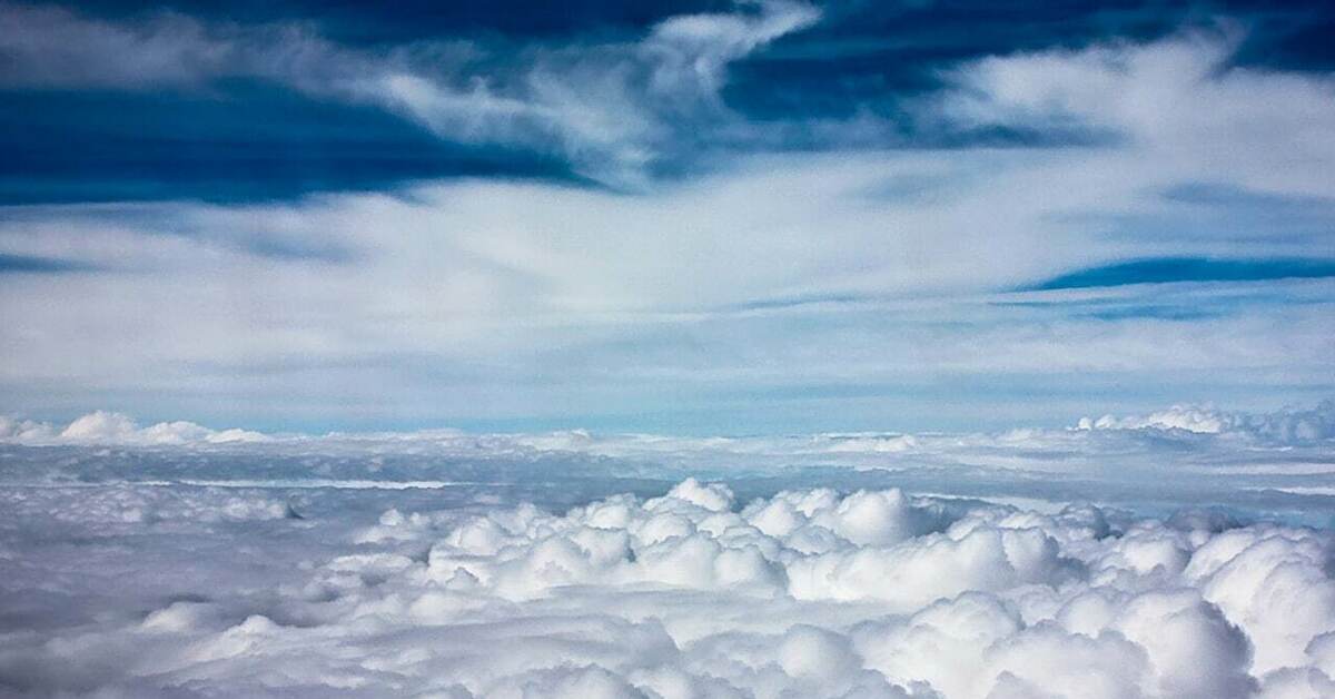 Небо над облаками. Густые облака. Облака сверху. Вид над облаками.