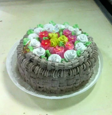 Торт-корзинка с цветами для бабушки