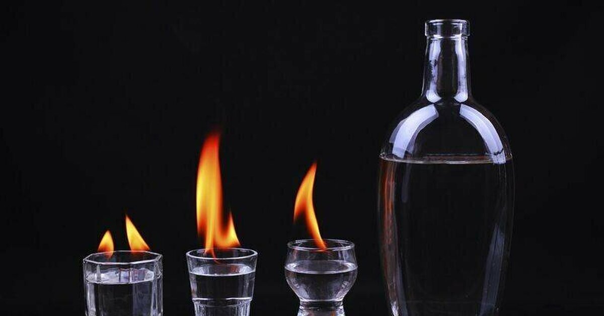 каким цветом горит самогон. самогон горит. горящий алкоголь. самогон горит в ложке. пламя этанола.