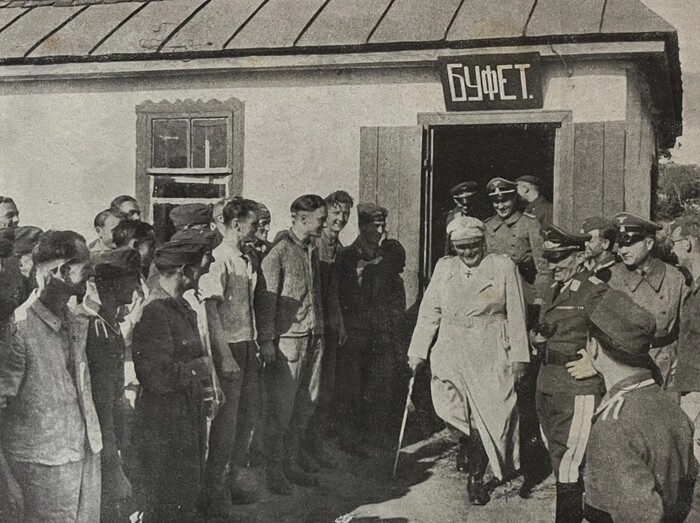 Герман Геринг осматривает буфет