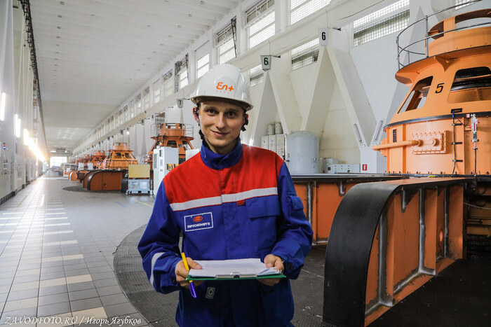 Из серии «Именно они делают Россию великой» / снято мной на Братской ГЭС