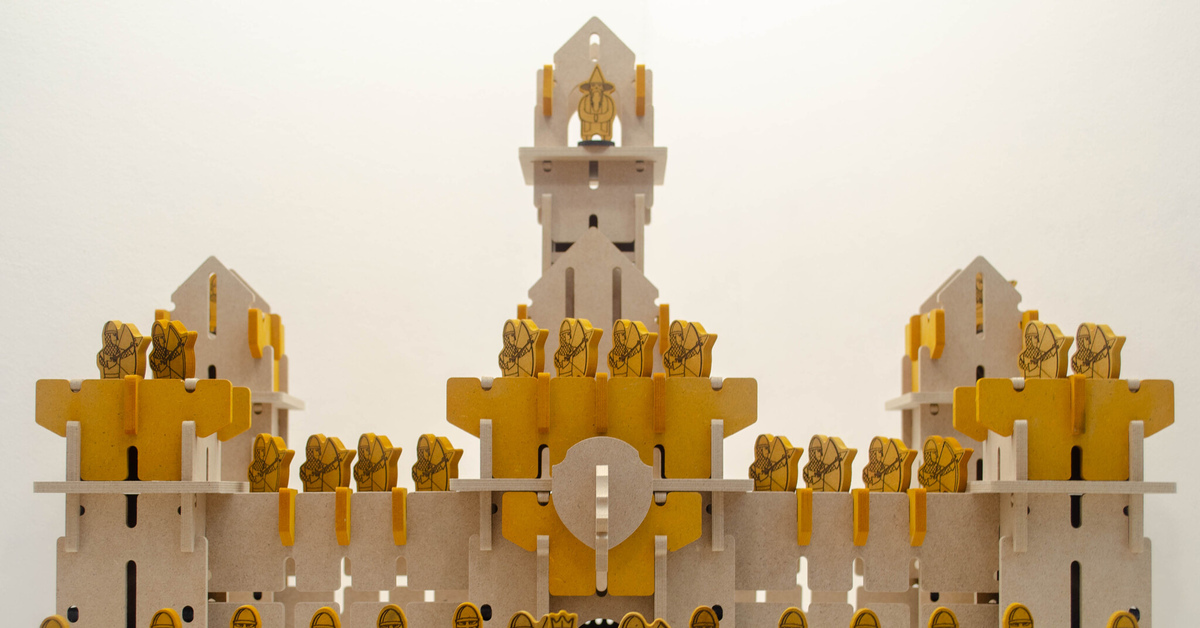 группа игроков строит деревянную крепость