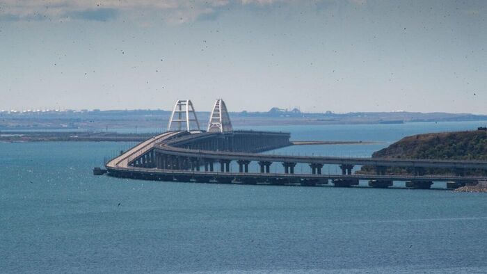 На Крымском мосту временно перекрыли движение