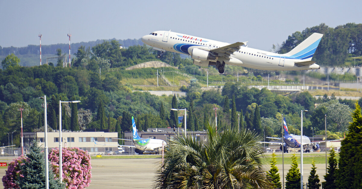 Уральские авиалинии самолет сочи. Самолет сочи. Самолет который летит в сочи. Аэропорт сочи горы. Самолет который летит в сочи.