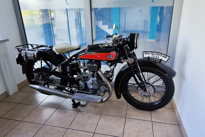 Посмотрите какой хорошо сохранившийся старинный мотоцикл