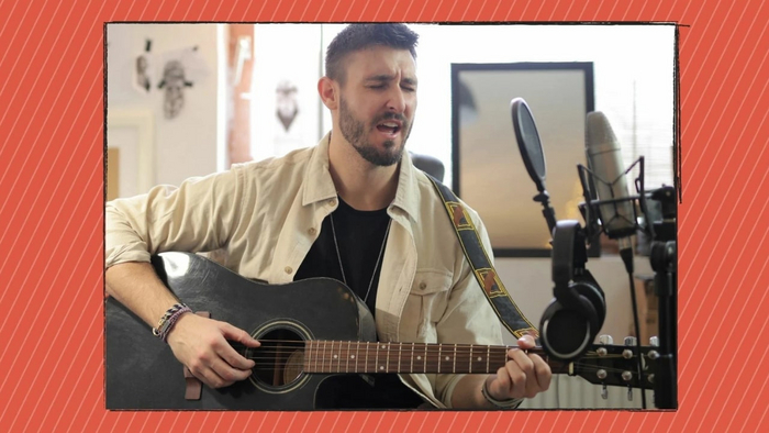 Как сказать "медведь на ухо наступил" на английском