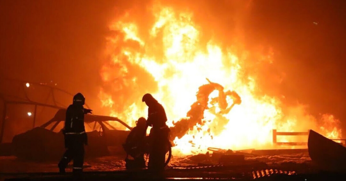 Дом горит в махачкале. Пожар ирчи казака в махачкале. Пожар на редукторном в махачкале. Махачкала пожар. Махачкала пожар.