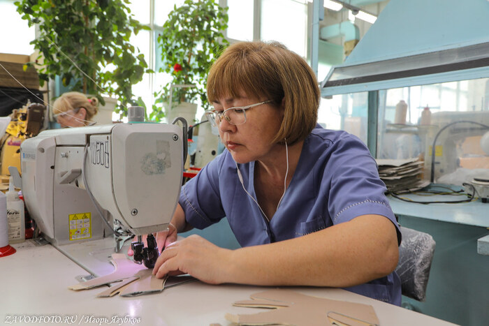 Из серии «Именно они делают Россию великой» / снято мной на обувной фабрике Юничел