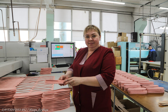 Из серии «Именно они делают Россию великой» / снято мной на обувной фабрике Юничел