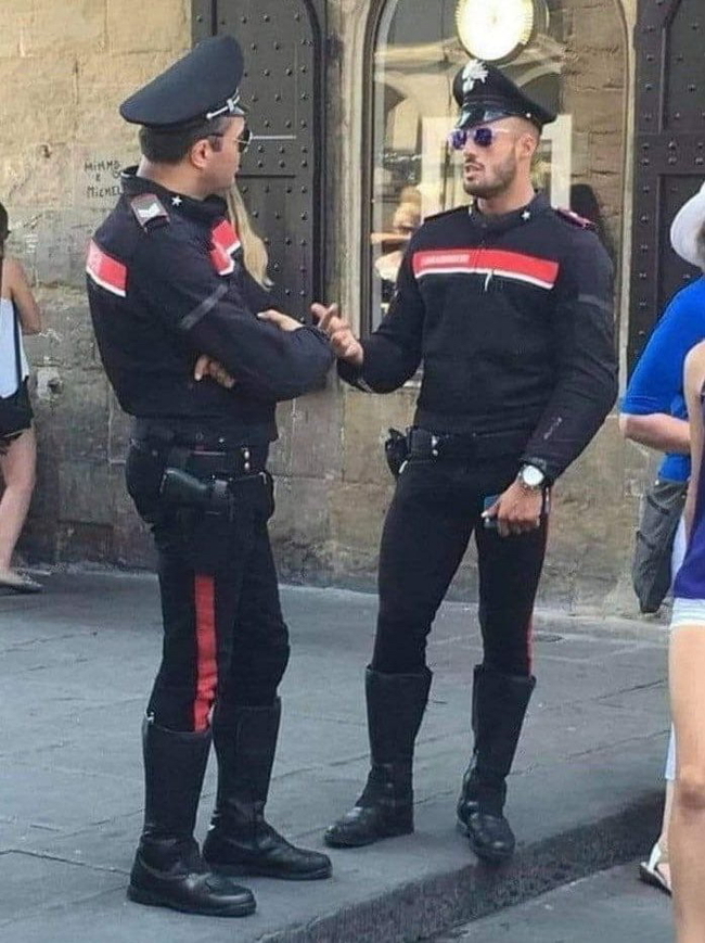 Итальянские полицейские выглядят как нацисты геи из будущего Италия, Полиция, Повтор, Фотография