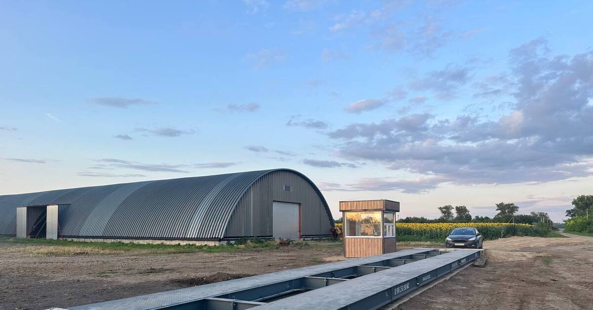 Установка автомобильных весов на фермерском хозяйстве по выращиванию ...