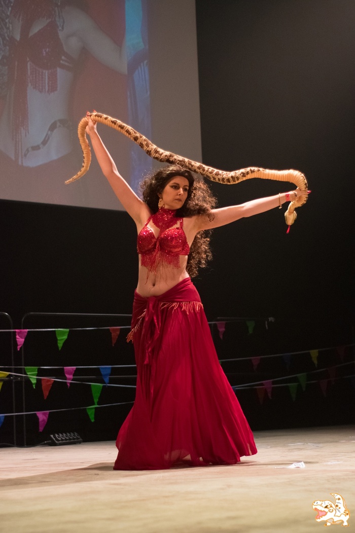 Для танца живота нужен небольшой животик. Всё по канону ахахахха