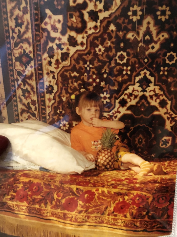 Тоже решила поучаствовать в ковровых фото: девочка с ананасом