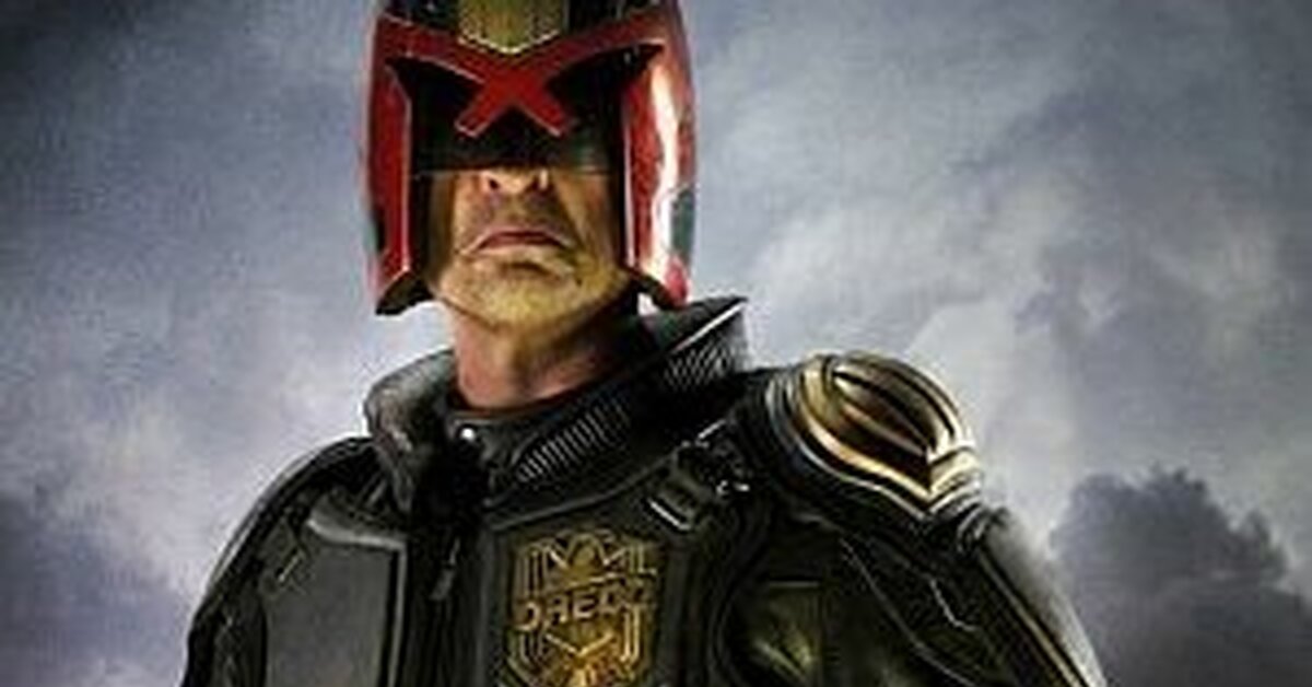 Dredd twitter. Судья Дредд косплей. Дредд изокуб. Костюм судьи Дредда. Куртка судья Дредд.