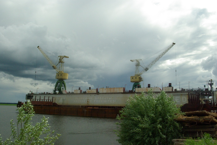 С виду невысоко, на самом деле кабина крана находится на уровне примерно 7-8 этажа.