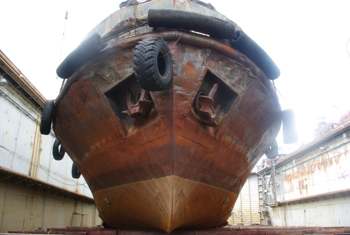 Покрышки от тракторов и грузовичков, ясно дело для того, чтобы не помять стенки при швартовке.