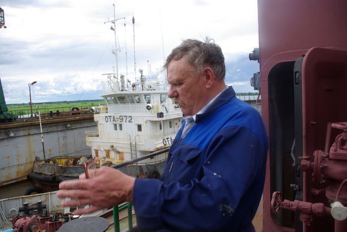 Объясняет, что ДОК прекрасная штука и без него никак.