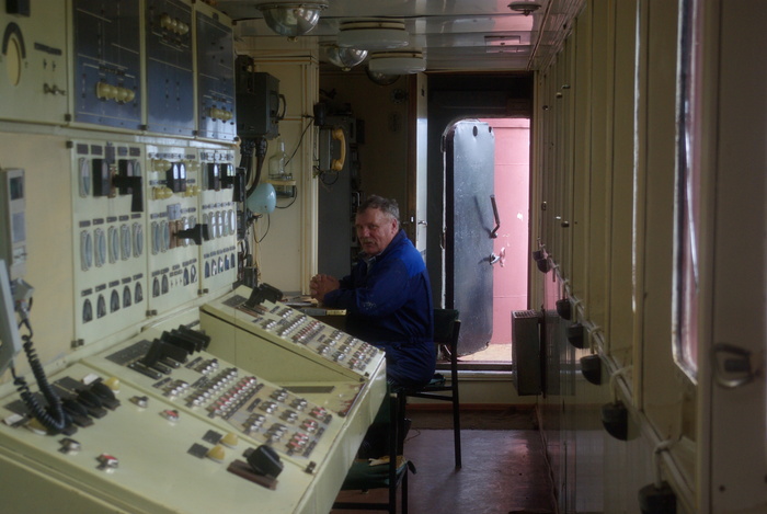 Управляет им один человек.