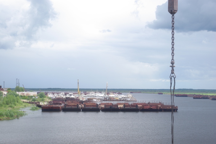 Вид на затон с баржами.