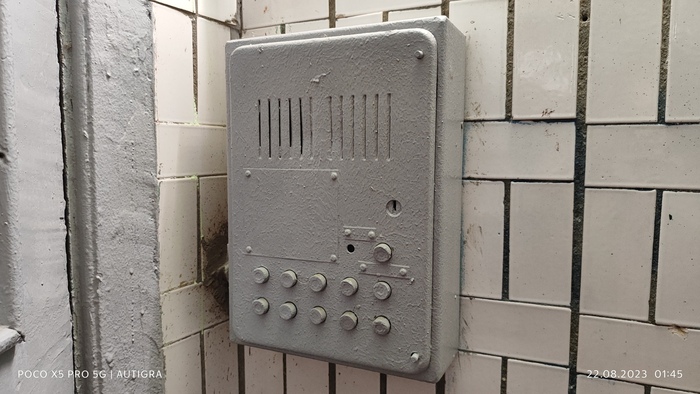 Видимо, с этого чудного девайса люди и звонили в квартиры. Кнопки здесь явно ещё ходят (: