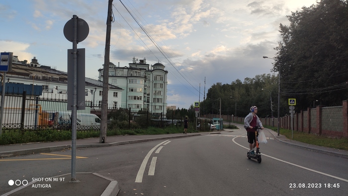 Улица вдоль ЖК тоже ещё та живописная. В общем, место очень красивое...