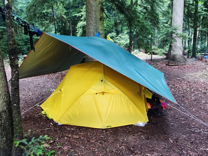 Наша палатка на стоянке на кордоне Умпырь.