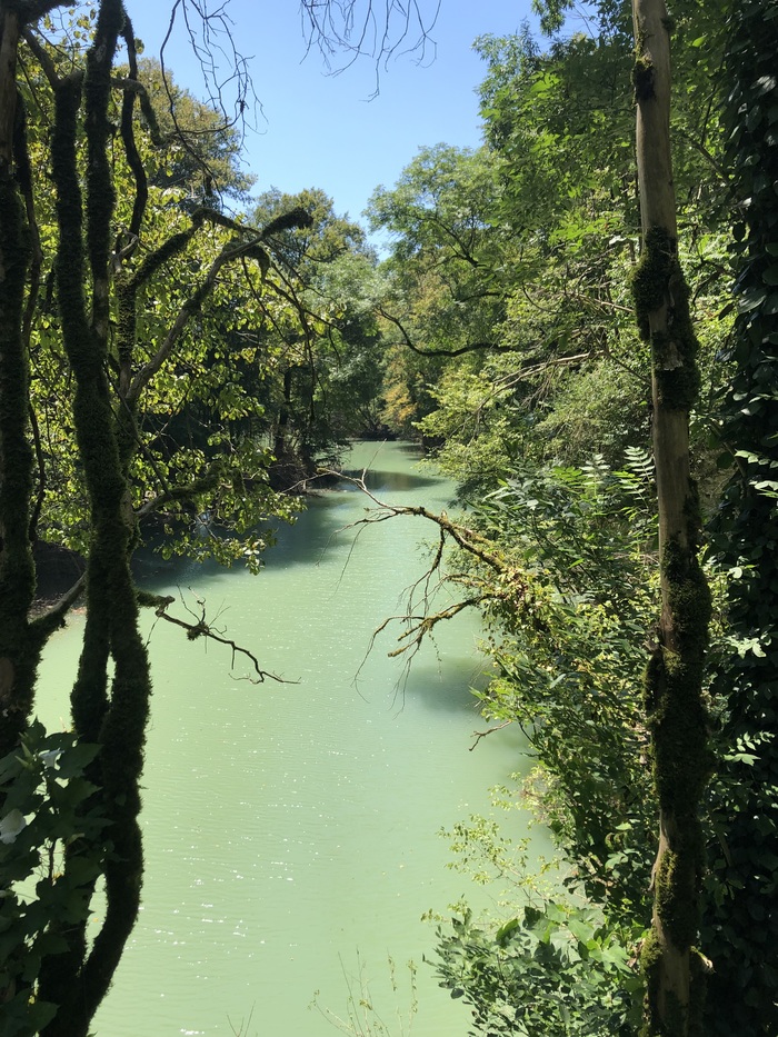 А здесь река приобретает бирюзовый цвет, если в начале она бурлила, то здесь насыщенная тишина