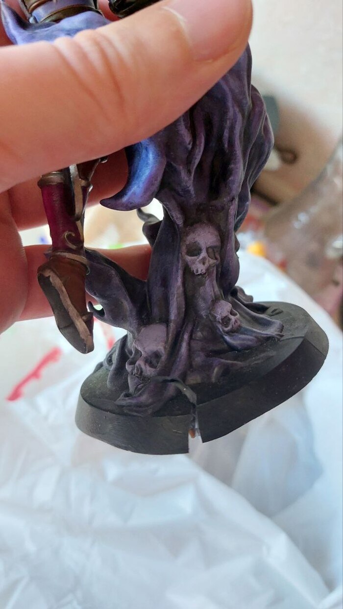 подставка треснула и из нее потекли остатки смолы