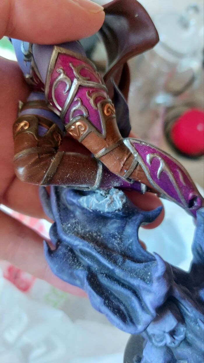 Боялся, что подставка отколится вместе с ногой