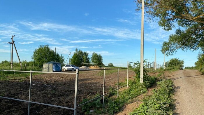 Наше временное укрытие и моя бричка :)